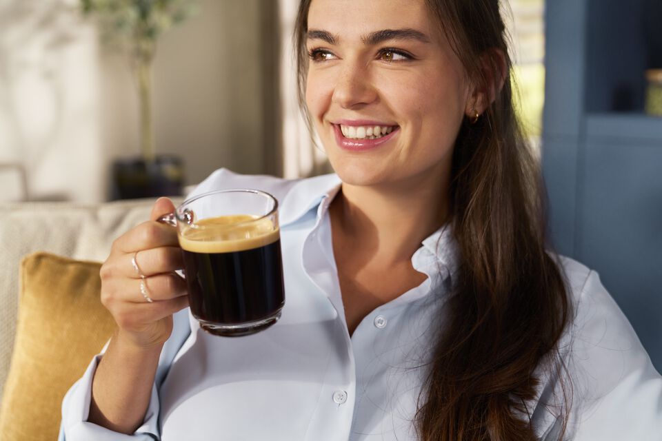 Disfruta de 6 bebidas calientes y refrescantes con un solo toque, con la crema, el aroma y la temperatura perfectos. LatteGo prepara automáticamente espuma de leche suave como la seda para tus cafés, es fácil de configurar y se puede limpiar en solo 10 segundos*.