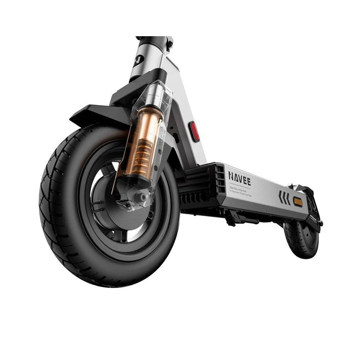 El Patinete Eléctrico NAVEE G5 ofrece un equilibrio perfecto entre potencia, comodidad y fiabilidad para los desplazamientos urbanos. Equipado con un motor trasero sin escobillas de 400 W (800 W pico), alcanza velocidades de hasta 32 km/h y sube pendientes de 18°. Su batería de 36 V y 7,8 Ah proporciona una autonomía de hasta 45 km, recargándose completamente en 6 horas. El scooter cuenta con neumáticos sin cámara de 10 pulgadas para una mayor estabilidad y una baja resistencia a la rodadura, junto con una horquilla delantera y una suspensión trasera para una conducción suave sobre terrenos irregulares. Su cómodo asiento facilita los trayectos largos, mientras que el sistema de doble freno (tambor delantero y EABS trasero) garantiza una gran capacidad de frenado. El diseño plegable, las luces LED y los intermitentes completan un conjunto seguro y práctico.