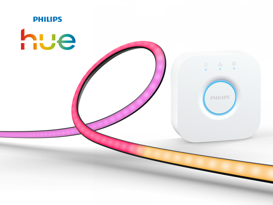 Mejora tu experiencia visual con este pack de Philips Hue, diseñado para llevar la acción de tu televisor a toda la habitación.

El pack incluye una tira de luces LED Philips Hue Play Gradient para televisores de 55 pulgadas y el Philips Hue Bridge. Esta tira de luz inteligente es capaz de proyectar múltiples colores a la vez, creando un efecto de luz de fondo degradado que se sincroniza con el contenido de tu pantalla. Así, las luces de la pared cambiarán de color y brillo en tiempo real con lo que ves, ya sea una película, serie o videojuego.

El Hue Bridge es el cerebro que conecta todo el sistema. Con él, podrás controlar las luces de toda la sala, configurar la sincronización y automatizar tu iluminación, todo desde la aplicación de Philips Hue. Es el dúo ideal para una inmersión audiovisual inigualable