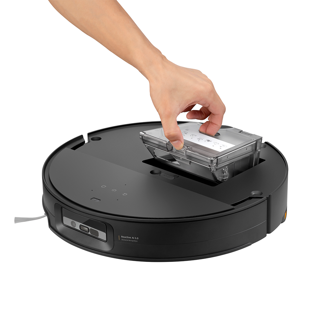 Roborock Saros 10 es un robot aspirador potente y muy compacto. Gracias a su chasis bajo de tan solo 79,8 mm y al sensor LDS retráctil, alcanza fácilmente zonas de difícil acceso.