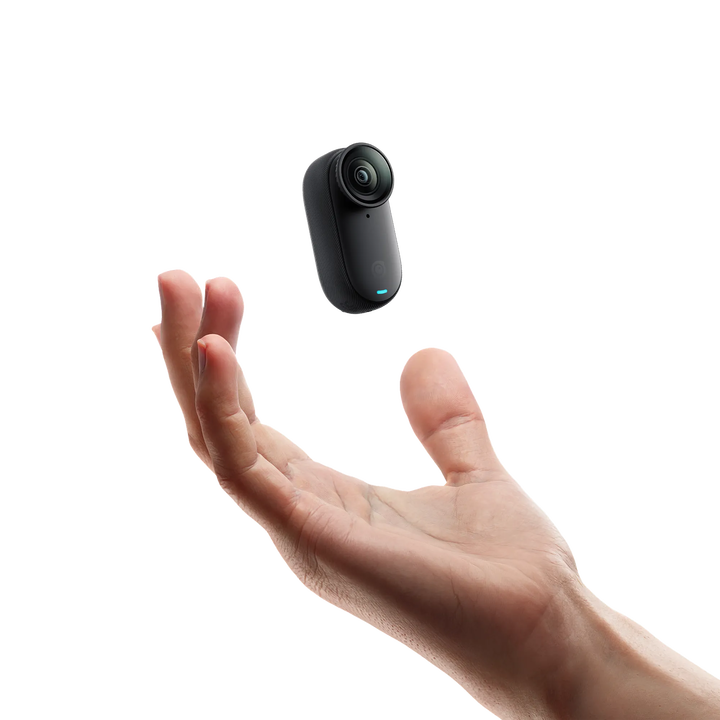 La Insta360 GO 3S es una cámara de acción compacta y ligera, diseñada para la captura de POV (Point of View) y una gran versatilidad de montaje