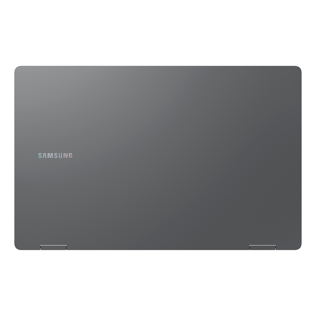 Samsung Galaxy Book5 360 Intel Core Ultra 7 256V H&iacute;brido (2-en-1) 39,6 cm (15.6") Pantalla t&aacute;ctil Full HD 16 GB LPDDR5x-SDRAM 512 GB SSD Wi-Fi 7 (802.11be) Windows 11 Pro Gris: Un potente procesador que impulsa el PC con IA de nueva generaci&oacute;n. Experimenta un nuevo nivel de rendimiento de IA transformadora con el procesador ultrarr&aacute;pido Intel&reg; Core&trade; Ultra (Serie 2), gr&aacute;ficas mejoradas y una NPU avanzada capaz de ejecutar hasta 47 TOPS. Aprovecha toda esa potencia para arrasar con grandes cargas de trabajo, renderizar modelos 3D complejos y completar f&aacute;cilmente tareas intensivas de inteligencia artificial a una velocidad incre&iacute;ble. Energ&iacute;a para todo el d&iacute;a1~5. Carga una vez y mantente productivo todo el d&iacute;a con la bater&iacute;a de larga duraci&oacute;n del Galaxy Book5 360, que proporciona hasta 31 horas de reproducci&oacute;n de v&iacute;deo. Sintonizados con Dolby Atmos, los altavoces de Galaxy Book5 360 llenan tu espacio con un sonido rico y envolvente. Galaxy Book5 360 est&aacute; equipado con una amplia gama de puertos. Conecta dispositivos esenciales a tu estaci&oacute;n de trabajo con facilidad usando los dos puertos Thunderbolt 4 integrados, HDMI, USB-A, ranura para tarjetas microSD y auriculares/micr&oacute;fono. Con&eacute;ctate, y qu&eacute;date conectado: Wi-Fi 7 es hasta 4,8 veces m&aacute;s r&aacute;pido que Wi-Fi 6, lo que te permite conectarte de forma fiable a una velocidad de v&eacute;rtigo. Ent&eacute;rate de todo en las videoconferencias con Live Captions. La IA detecta autom&aacute;ticamente el habla en reuniones y secuencias de v&iacute;deo y la convierte en subt&iacute;tulos en ingl&eacute;s en tiempo real, lo que te ayuda a mantenerte informado. Desde presentaciones detalladas hasta contenidos vibrantes, todo se ve de maravilla en la pantalla Super AMOLED de 15,6".  Compartir fotos y archivos pesados entre dispositivos Samsung Galaxy es f&aacute;cil con Quick Share. Conecta dispositivos con emparejamiento inal&aacute;mbrico para transferencias instant&aacute;neas, incluso si se trata de algo sensible: el uso compartido privado cifra tus datos con la tecnolog&iacute;a blockchain. Con Multi Control, podr&aacute;s realizar varias tareas a la vez en los dispositivos Samsung utilizando el teclado de tu PC con un rat&oacute;n. Navega por los men&uacute;s, accede a archivos y datos, copia y pega contenido f&aacute;cilmente entre tu port&aacute;til y tu smartphone, Galaxy Tab, Samsung TV o monitor Smart. Accede a tu mundo m&oacute;vil desde el PC