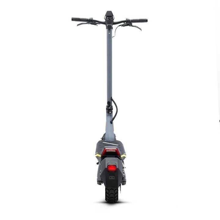 Patinete el&eacute;ctrico certificado con una potencia m&aacute;xima de 2000W 48V, bater&iacute;a de litio de 20.000 mAh con hasta 75 km de autonom&iacute;a, ruedas de 10" neum&aacute;ticas tubeless, frenos hidr&aacute;ulicos, suspensi&oacute;n delantera y trasera por elast&oacute;meros, triple frenada, intermitentes y APP compatible