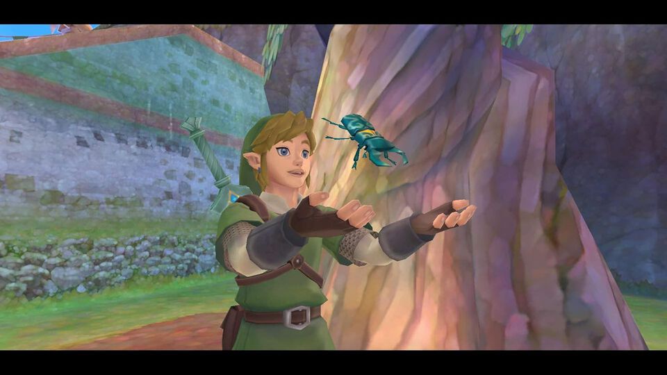 THE LEGEND OF ZELDA: SKYWARD SWORD HD SWITCH JUEGO FÍSICO
IDIOMAS:
         
DESCUBRE EL ORIGEN DE LA LEYENDA
Surca los cielos y presencia la creación de la Espada Maestra en The Legend of Zelda: Skyward Sword HD. Esta aventura clásica llega mejorada a Nintendo Switch con controles de movimiento más fluidos, así como con la posibilidad de jugar por primera vez con los botones.
 
Video will open in a new window
TODA HISTORIA TIENE UN PRINCIPIO
El primer relato de la línea temporal de The Legend of Zelda lo protagoniza un joven caballero que deberá atravesar el cielo sin fin y la tierra mítica bajo este para encontrar a su amiga de la infancia, Zelda. A medida que el destino de ambos se va forjando, un misterioso señor de los demonios pone en marcha un pérfido plan para resucitar a un mal atávico...
JUEGA A TU MANERA
Puedes disfrutar de esta épica aventura de dos maneras diferentes: blande la espada y manéjala fácilmente gracias a controles de movimiento intuitivos o usa por primera vez los botones, que resultan perfectos para jugar en modo portátil o con la consola Nintendo Switch Lite.
Gracias a los controles de movimiento mejorados, podrás vivir la acción como nunca. Mueve el Joy-Con derecho para que Link use la espada; por otro lado, con el Joy-Con izquierdo podrás levantar el escudo para protegerte de los ataques enemigos. Estos controles también sirven para usar diferentes herramientas y objetos, como, por ejemplo, el arco y las flechas, o para arrojar bombas.
Por su parte, los botones ofrecen una experiencia más tradicional de The Legend of Zelda. En este caso, puedes controlar la espada de Link inclinando la palanca derecha en la dirección que quieras.
UNA AVENTURA A DISTINTAS ALTURAS
Levanta el vuelo a lomos de tu fiel pelícaro y visita las islas esparcidas por el horizonte, y luego desciende a la superficie de la que hablan las leyendas y recorre bosques, desiertos, volcanes y mucho más. Entabla amistad con nuevos aliados, desentraña secretos ocultos y enfréntate a hordas de monstruos en tu periplo para desbaratar los malvados planes de Grahim.
ADÉNTRATE EN LO DESCONOCIDO
En cada región de la superficie yace oculta una inmensa mazmorra repleta de enemigos temibles, tesoros y puzles diseñados para poner a prueba la valía del más aguerrido de los héroes. Derrota al guardián que aguarda al final de cada mazmorra y estarás un poco más cerca de salvar el mundo.
LAS HERRAMIENTAS (Y LOS GAJES) DEL OFICIO
A medida que explores las tierras que se extienden por debajo de Altárea, descubrirás una amplia variedad de armas, artilugios y objetos que te ayudarán en tu aventura. Además, ¡hasta podrás mejorar algunos de ellos y desbloquear todo su potencial si usas los materiales adecuados!
UNA AVENTURA CLÁSICA, COMO NUNCA
The Legend of Zelda: Skyward Sword HD moderniza el título original y lo adapta a Nintendo Switch, mejorando la experiencia de juego de distintas maneras.
Rendimiento optimizado.
Disfruta de controles de movimiento mejorados gracias a los mandos Joy-Con.
Por primera vez se pueden usar los botones, lo que te permite elegir el estilo de juego que mejor se adapte a ti.
Mejoras varias, entre las que se incluyen ajustes a los tutoriales y consejos para el jugador a lo largo de la aventura.
Compatible con amiibo
El amiibo de Zelda y pelícaro (a la venta por separado) se puede usar en cualquier momento mientras exploras el mapa principal o las mazmorras para crear un punto de control y regresar al cielo. Escanea el amiibo de nuevo cuando estés en al aire o visites una de las islas flotantes que hay por encima de las nubes para regresar al punto de control que creaste anteriormente.