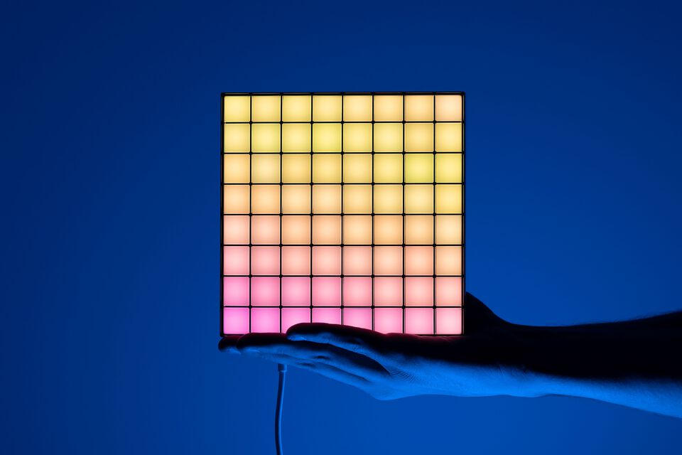 Los paneles LED Squares son la m&aacute;xima expresi&oacute;n en decoraci&oacute;n de paredes personalizable, a&ntilde;adiendo un elemento interactivo a tu dise&ntilde;o interior y a tu setup de gaming.&nbsp;Los paneles modulares reproducen contenido infinito controlado por app, desde arte animado pixel-perfect, GIFs y efectos personalizables en m&aacute;s de 16 millones de colores. Squares se integran perfectamente con el gaming y se conectan virtualmente con cualquier otra luz Twinkly para displays sincronizados. Solo para uso en interiores.