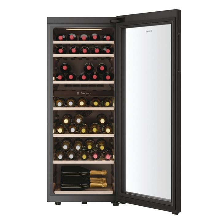ORGANIZA, PROTEGE Y DISFRUTA TUS VINOS CON ESTILO Y PRECISI&Oacute;N.

Esta vinoteca de libre instalaci&oacute;n combina capacidad, control avanzado y tecnolog&iacute;a de conservaci&oacute;n para mantener tus botellas en condiciones &oacute;ptimas. Con su dise&ntilde;o pensado para amantes del vino, ofrece comodidad, visibilidad y regulaci&oacute;n exacta de la temperatura.