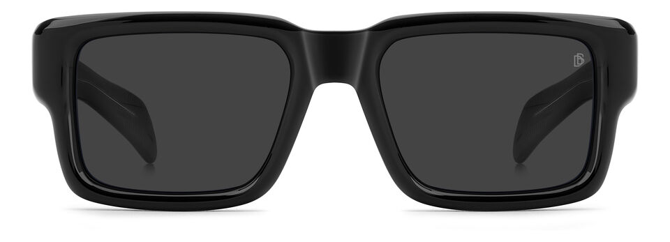 Estas gafas de sol by David Beckham saben cautivar con sus l&iacute;neas esculturales realizadas en acetato. Una t&eacute;cnica avanzada garantiza tonalidades uniformes y adornos, desde las varillas hasta los aros, para regalar una est&eacute;tica de lujo. Las varillas son gruesas, con el Talisman ic&oacute;nico enriquecido con cuatro remaches nuevos y bisagras exclusivas de siete cuerpos. Combinando perfectamente calidad, elegancia y funcionalidad.