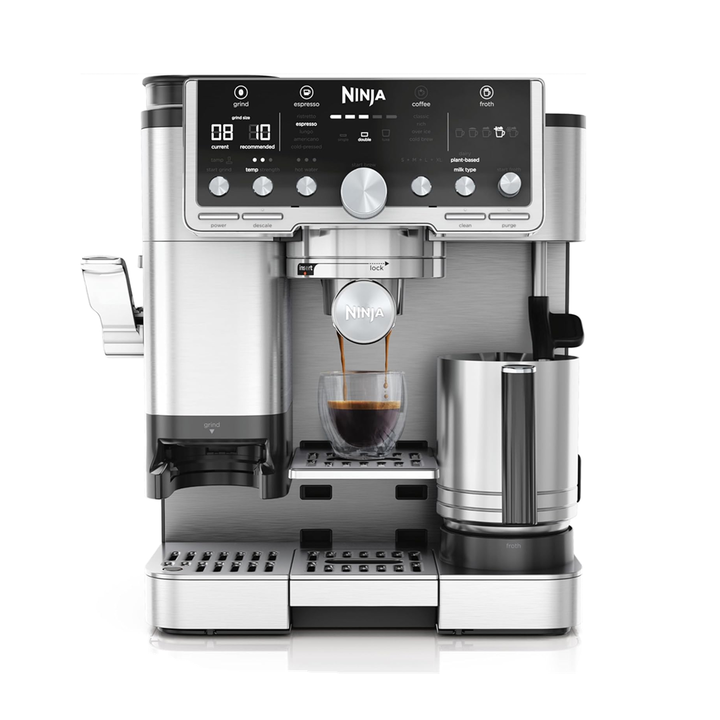 Descubre Luxe Café Premier, la cafetera Ninja que te ayuda a preparar bebidas con calidad de barista en minutos. Esta versátil cafetera 3 en 1, con opciones para espresso, cold brew y café de filtro, simplifica la preparación del café e incluye un molinillo integrado para mayor comodidad