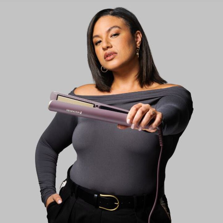 Plancha estrecha AIRvive&trade; S8930
Te esperan unos resultados un 80 % m&aacute;s suaves1 con la plancha estrecha AIRvive&trade; de REMINGTON&reg;. Mientras te peinas, la delicada tecnolog&iacute;a Ionic Air ayuda a eliminar la electricidad est&aacute;tica y enfr&iacute;a el cabello al instante para fijar el peinado y conseguir un acabado elegante. Las placas de peinado con revestimiento cer&aacute;mico ultrasuave no solo se deslizan sin esfuerzo por el cabello, sino que adem&aacute;s est&aacute;n impregnadas con nuestra nueva f&oacute;rmula de microacondicionadores activados por calor, que se transfieren al cabello para mantener a raya el encrespamiento durante todo el d&iacute;a2. 
La plancha est&aacute; dise&ntilde;ada teniendo en cuenta todo tipo de texturas y grosores de cabello. 

Rizador giratorio AIRvive&trade; CI8930
Define f&aacute;cilmente tus rizos con el rizador giratorio AIRvive&trade; de REMINGTON&reg;. La suave tecnolog&iacute;a antiest&aacute;tica Ionic Air enfr&iacute;a el cabello al instante para fijar la definici&oacute;n de los rizos, mientras que las placas de cer&aacute;mica ultrasuave con microacondicionadores activados por calor ofrecen rizos suaves sin encrespamiento durante todo el d&iacute;a. 
El barril giratorio con ranura y la palanca de giro f&aacute;cil de usar har&aacute;n que no tengas que torcer m&aacute;s la mu&ntilde;eca.