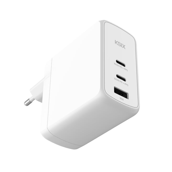 Potencia extrema en un diseño compacto. Con 100W de potencia total, el KSIX 100W es el cargador definitivo para todos tus dispositivos. Su doble puerto USB-C y puerto USB-A lo convierten en una opción versátil y eficiente para portátiles, tablets, smartphones y más. Gracias a sus tecnologías GaN, Power Delivery 3.0 y PPS, obtendrás cargas ultrarrápidas y seguras en cualquier momento.