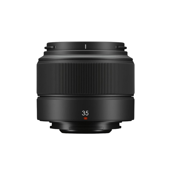 <p>Una lente elegante y liviana, la XC 35mm F2 R ofrece una distancia focal equivalente a 53 mm con un campo de visi&oacute;n natural y un dise&ntilde;o extremadamente port&aacute;til.</p>
<p>Incorpora dos elementos asf&eacute;ricos que reducen aberraciones esf&eacute;ricas y distorsiones, logrando una nitidez sobresaliente y una reproducci&oacute;n precisa.</p>
<p>Su sistema de enfoque autom&aacute;tico con motor paso a paso garantiza un enfoque r&aacute;pido, silencioso y preciso, mientras que su diafragma redondeado de nueve hojas produce un bokeh suave y agradable.</p>
<p>Su dise&ntilde;o compacto y ligero la convierte en una lente ideal para uso diario, ofreciendo gran calidad sin a&ntilde;adir peso innecesario al equipo.</p>
<p>Dise&ntilde;ada para c&aacute;maras sin espejo Fujifilm X-Mount con sensor APS-C, proporcionando una distancia focal equivalente a 53 mm.</p>
<p>La apertura m&aacute;xima F2 permite trabajar en condiciones de poca luz y ofrece mayor control sobre la profundidad de campo.</p>
<p>Su dise&ntilde;o de enfoque interno mantiene la longitud total de la lente durante el uso y mejora la velocidad de enfoque.</p>
<p>⭐ ESPECIFICACIONES T&Eacute;CNICAS:</p>
<ul>
<li>🔭 Distancia focal: 35 mm.</li>
<li>⚙️ Apertura m&aacute;xima: F2.</li>
<li>⚙️ Apertura m&iacute;nima: F16.</li>
<li>🔗 Montura: Fujifilm X.</li>
<li>🔗 Formato compatible: APS-C.</li>
<li>🔭 &Aacute;ngulo de visi&oacute;n: 44.2&ordm;.</li>
<li>📐 Distancia m&iacute;nima de enfoque: 35 cm.</li>
<li>🔭 Aumento m&aacute;ximo: 0.14x.</li>
<li>📐 Construcci&oacute;n &oacute;ptica: 9 elementos en 6 grupos.</li>
<li>⚙️ Diafragma de 9 hojas.</li>
<li>⚙️ Tipo de enfoque: Autofocus.</li>
<li>⚙️ Estabilizador de imagen: No.</li>
<li>📐 Tama&ntilde;o del filtro: 43 mm.</li>
<li>📐 Dimensiones: 58.4 &times; 46.5 mm.</li>
<li>⚖️ Peso: 130 g.</li>
</ul>