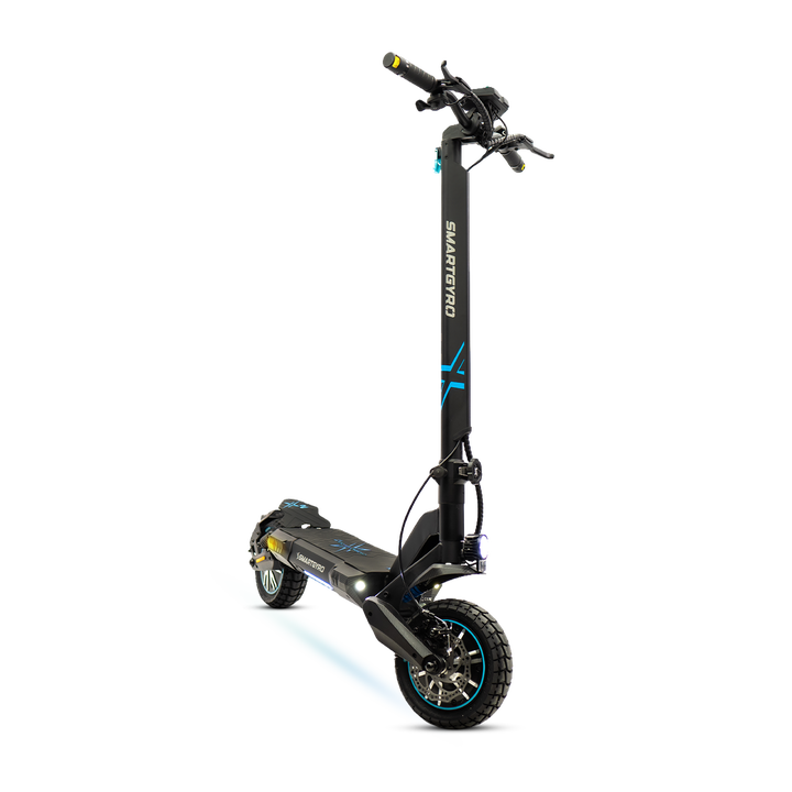 Patinete el&eacute;ctrico certificado con una potencia m&aacute;xima de 2800W con 2 motores de 500W 48V, bater&iacute;a de litio de 18.000 mAh con hasta 60 km de autonom&iacute;a, ruedas de 10" neum&aacute;ticas tubeless, suspensi&oacute;n delantera y trasera, triple frenada, intermitentes y APP compatible Smart Core