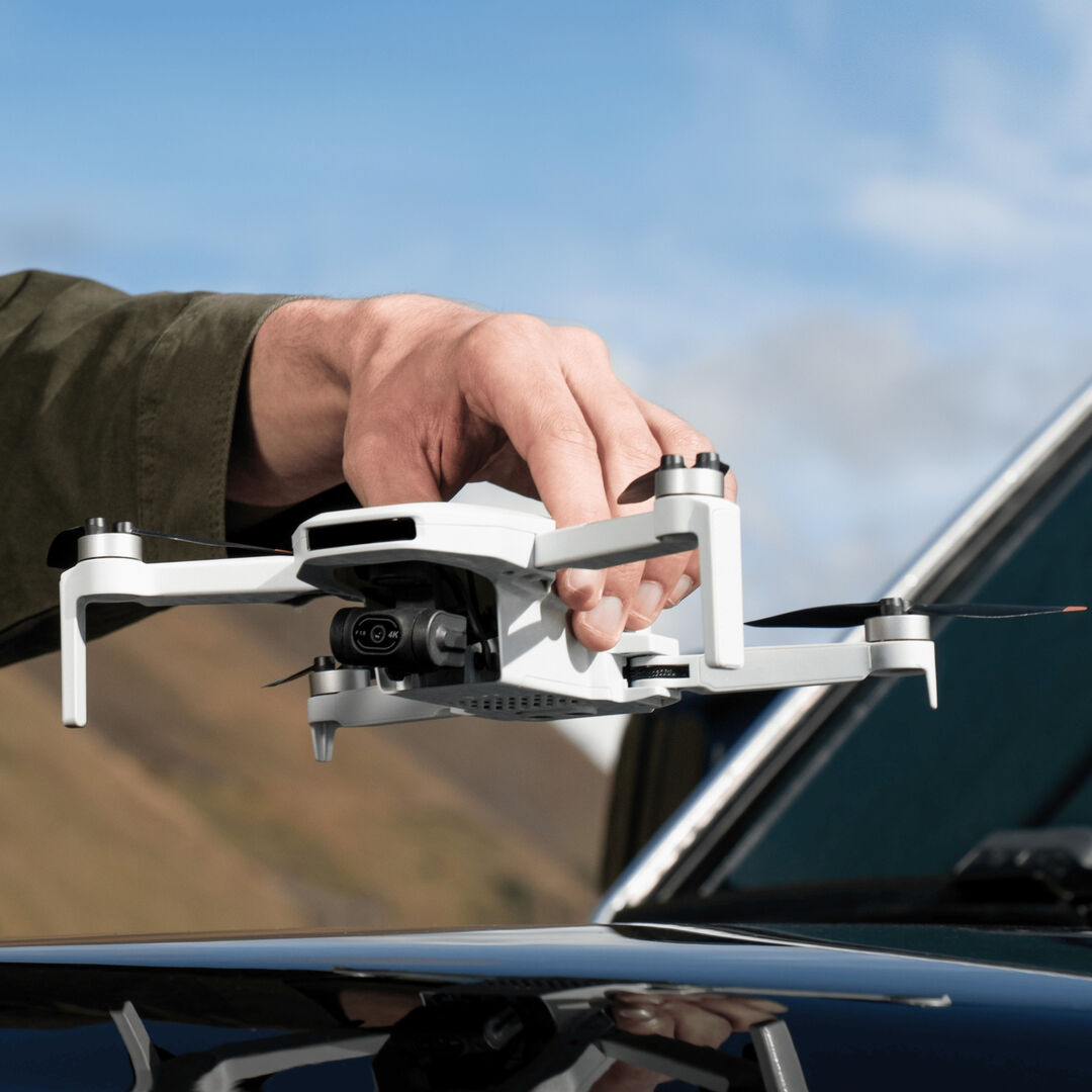 Drone plegable con c&aacute;mara 8K para fotos y video 4K HDR, sensor Sony de 1/2", transmisi&oacute;n de 10 km, seguimiento por IA y disparo vertical optimizado para redes sociales