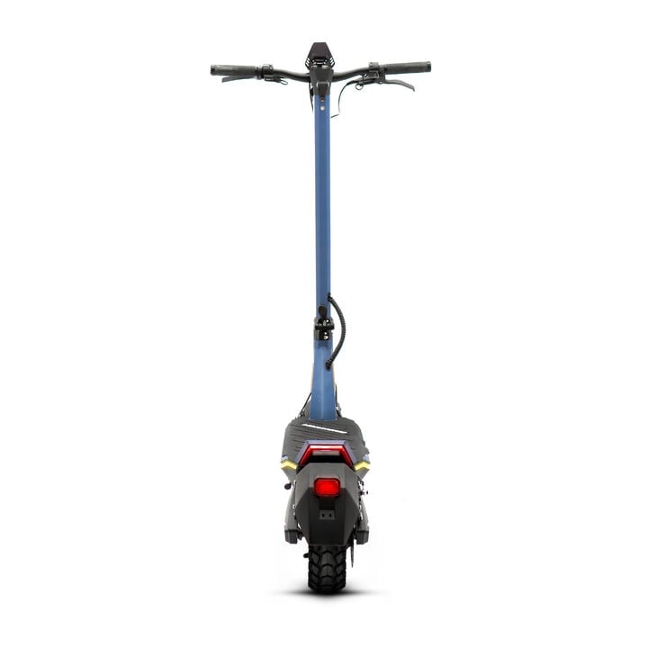 Patinete el&eacute;ctrico certificado con una potencia m&aacute;xima de 2800W doble motor 48V, bater&iacute;a de litio de 16.000 mAh con hasta 60 km de autonom&iacute;a, ruedas de 10" neum&aacute;ticas tubeless, frenos hidr&aacute;ulicos, suspensi&oacute;n delantera y trasera por elast&oacute;meros, triple frenada, intermitentes y APP compatible