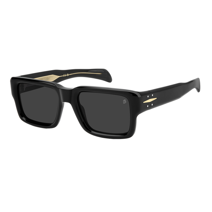 Estas gafas de sol by David Beckham saben cautivar con sus l&iacute;neas esculturales realizadas en acetato. Una t&eacute;cnica avanzada garantiza tonalidades uniformes y adornos, desde las varillas hasta los aros, para regalar una est&eacute;tica de lujo. Las varillas son gruesas, con el Talisman ic&oacute;nico enriquecido con cuatro remaches nuevos y bisagras exclusivas de siete cuerpos. Combinando perfectamente calidad, elegancia y funcionalidad.