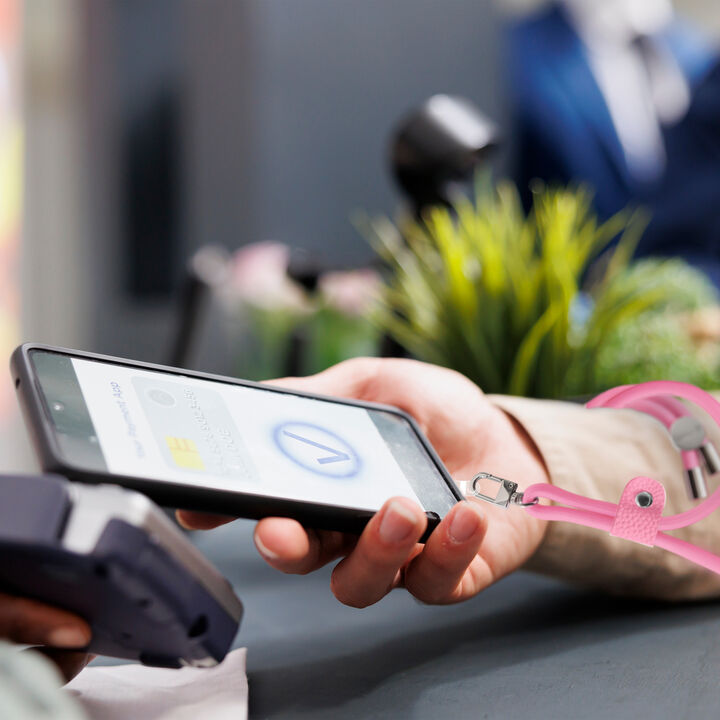 Mant&eacute;n siempre tu smartphone contigo de manera segura y ecol&oacute;gica con nuestros colgantes universales que incluyen una tarjeta fabricada en TPU transparente &ldquo;RECYCLE-TEK&rdquo; 100% reciclada y un cord&oacute;n 100% reciclable, certificados por GRS.&nbsp; 

El cord&oacute;n simple, tiene una longitud de 58 cm, perfecto para llevarlo colgado alrededor del cuello o enrollado en el brazo. Esta versatilidad te permite mantener tu smartphone siempre contigo, brind&aacute;ndote una protecci&oacute;n antirrobo y antica&iacute;das. 

Su instalaci&oacute;n es r&aacute;pida y f&aacute;cil, sin necesidad de pegamentos. Simplemente coloca el colgante entre tu smartphone y la funda trasera, asegurando la accesibilidad a las entradas de carga y audio del dispositivo. 

En muvit for change nos comprometemos a donar el 1% de los ingresos para el planeta*.&nbsp;