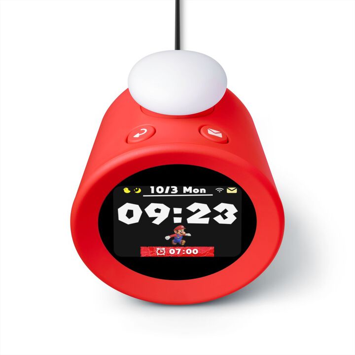 DESPERTADOR INTERACTIVO NINTENDO SOUND CLOCK ALARMO CON ALARMAS ZELDA MARIO SPLATOON PIKMIN VERSI&Oacute;N ESPA&Ntilde;A GARANT&Iacute;A EU
Dales un toque divertido a tus ma&ntilde;anas con Nintendo Sound Clock: Alarmo. Este despertador interactivo detecta tus movimientos mientras te despiertas y reproduce sonidos para que tengas la sensaci&oacute;n de levantarte en un mundo de videojuegos.
 
Video will open in a new window
Elige entre un total de 35 alarmas diferentes, procedentes de cinco juegos de Nintendo. Cada alarma tiene sus propios sonidos e im&aacute;genes, y ofrece una experiencia distinta. La apariencia de la pantalla tambi&eacute;n cambia seg&uacute;n el juego que elijas.
* Selecciona un t&iacute;tulo y una escena, elige a qu&eacute; hora quieres levantarte &iexcl;y del resto ya se ocupa Alarmo! Por la ma&ntilde;ana, sonar&aacute; la alarma a la hora que hayas escogido, reproduciendo m&uacute;sica y efectos de sonido de la escena seleccionada.
* 35 alarmas diferentes procedentes de 5 juegos de Nintendo. Despi&eacute;rtate con tu alarma favorita de Zelda Breath of the Wild, Pikmin 4, Ring Fit Adventure, Super Mario Odyssey o Splatoon 3.
* Cada alarma tiene sus propios sonidos e im&aacute;genes, y ofrece una experiencia distinta. La apariencia de la pantalla tambi&eacute;n cambia seg&uacute;n el juego que elijas.
* Se acab&oacute; el remolonear. Alarmo tiene un sensor que reacciona a tus movimientos y reproduce sonidos si estiras los brazos o te das la vuelta. El volumen de la alarma ir&aacute; descendiendo cuanto m&aacute;s te muevas.
* Personaliza tu alarma y lleva un registro de tus h&aacute;bitos de sue&ntilde;o. Consulta estad&iacute;sticas como el tiempo en la cama, cu&aacute;nto te has movido mientras dorm&iacute;as o cu&aacute;nto has tardado en levantarte.
* Activa la opci&oacute;n Sonidos pl&aacute;cidos para relajarte escuchando m&uacute;sica y sonidos reposados cuando te metas en la cama a la hora que hayas elegido.
&iquest;Quieres m&aacute;s? Si vinculas tu cuenta Nintendo, podr&aacute;s descargar nuevas alarmas inspiradas en juegos como Mario Kart 8 Deluxe y Animal Crossing: New Horizons por medio de actualizaciones gratuitas, a medida que est&eacute;n disponibles.