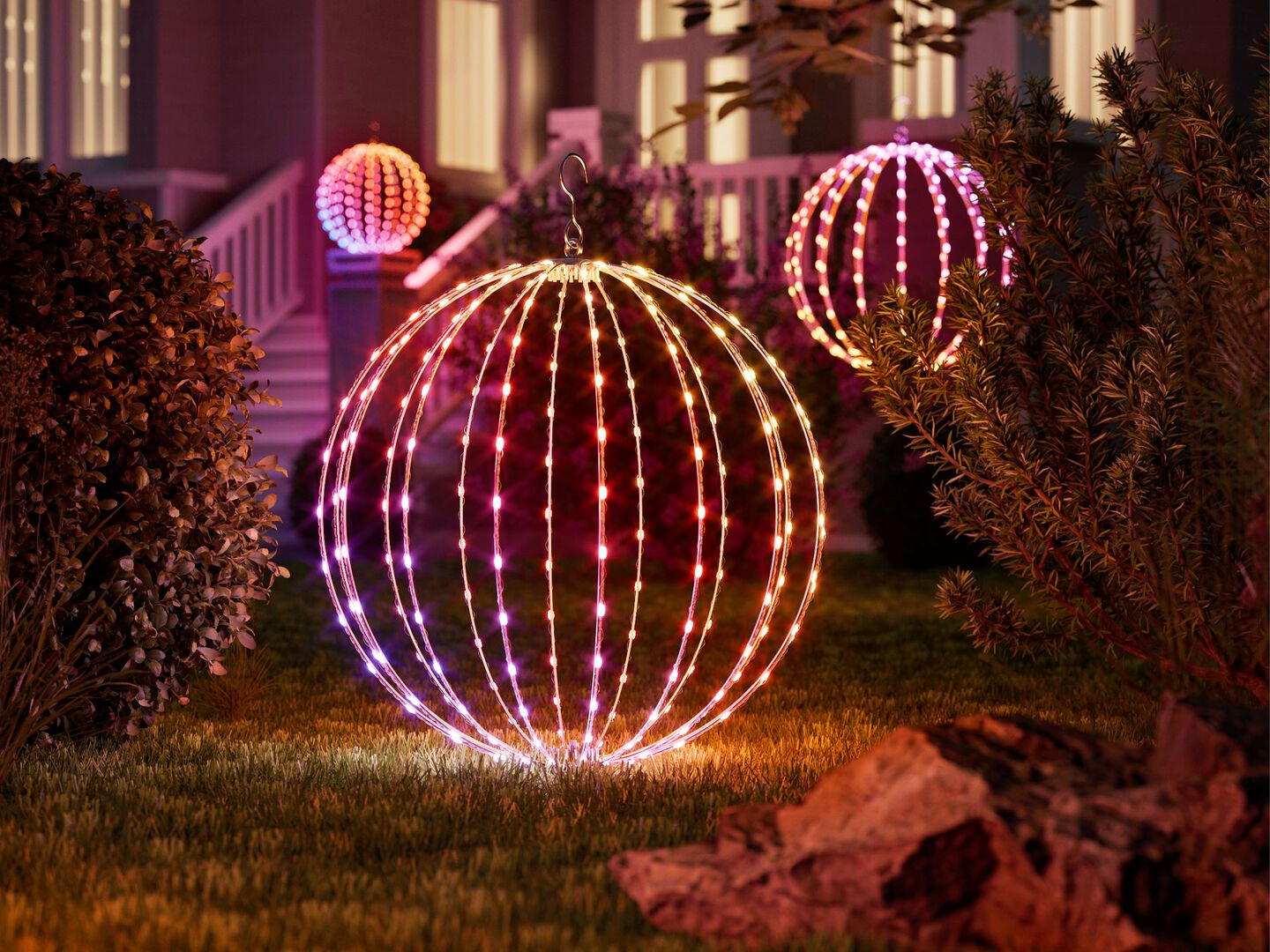 A&ntilde;ade brillo y magia a cualquier ambiente con Sphere Twinkly, globos LED inteligentes controlados por app. Esta esfera de luz infunde magia en ocasiones especiales, eventos y fiestas con animaciones 3D personalizables a cualquier tema, usando m&aacute;s de 16M de colores, incluyendo blanco c&aacute;lido. 
Mapea las luces para reproducir efectos preset, personalizarlos o crear los tuyos desde cero. Conecta y sincroniza Spheres con otras luces Twinkly o progr&aacute;malas para actuar como un solo display LED. Las Twinkly Spheres cuentan con 200 LED inteligentes pre-posicionados que brillan en m&aacute;s de 16 millones de colores, incluido el blanco c&aacute;lido. Pueden colocarse en cualquier lugar, incluso colgados, para completar la decoraci&oacute;n interior o exterior para cualquier ocasi&oacute;n, evento o festividad.. La app Twinkly te gu&iacute;a a trav&eacute;s de un proceso de mapeo 3D que utiliza la c&aacute;mara de tu smartphone para localizar la posici&oacute;n de cada LED. Reproduce efectos preestablecidos o personalizables y crea los tuyos; se reproducen en 3D en la esfera.