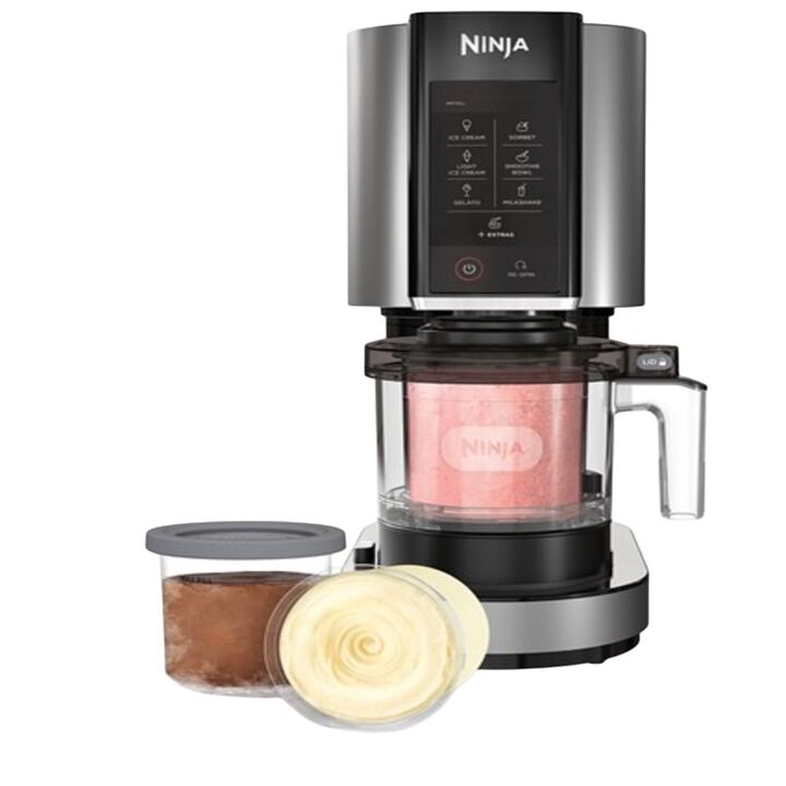 Crea y personaliza postres caseros deliciosos, desde helados exquisitos, gelatos cremosos y batidos deliciosos a sorbetes, yogur helado y m&aacute;s con la heladera Ninja CREAMI NC300EU con 7 programas, capacidad 450 ml de color negro / plateado.