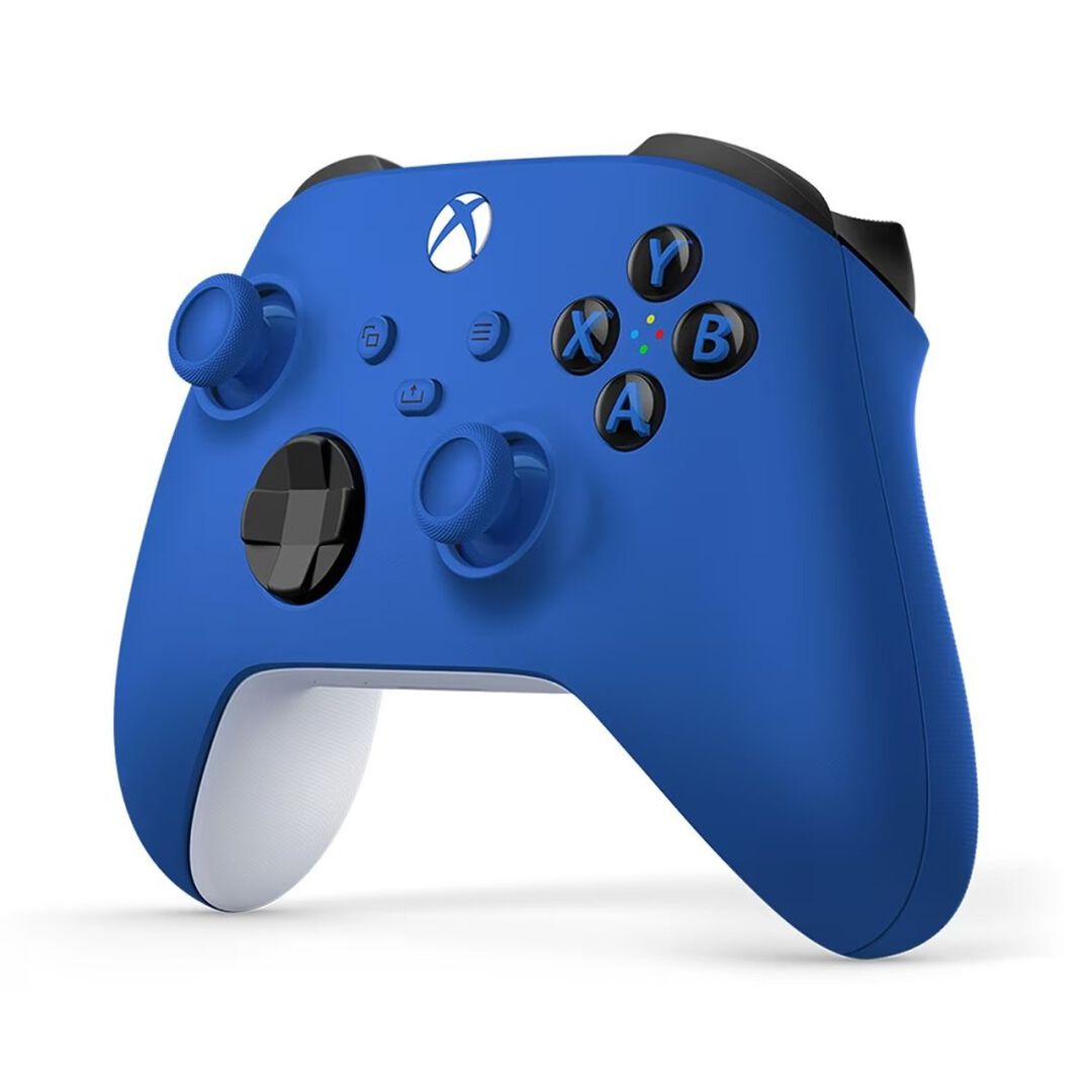 MANDO INAL&Aacute;MBRICO XBOX COLOR SHOCK BLUE OFICIAL MICROSOFT COMPATIBLE CON XBOX SERIES X-S, XBOX ONE, WINDOWS, ANDROID E IOS



Disfruta del Mando inal&aacute;mbrico Xbox, dise&ntilde;ado para una mayor comodidad durante el juego. 


Mant&eacute;n el objetivo

El Mando inal&aacute;mbrico Xbox, con sus superficies esculpidas, una geometr&iacute;a refinada y opciones mejoradas para compartir, pone en tus manos una comodidad y un control inigualables con un tiempo de uso de la bater&iacute;a de hasta 40 horas. Empareja r&aacute;pidamente, juega y cambia entre dispositivos, incluidos Xbox Series X|S, Xbox One, Windows, Android e iOS.&sup1;


C&iacute;rculo completo

La cruceta h&iacute;brida ofrece a los jugadores un toque familiar pero refinado respecto al Mando inal&aacute;mbrico Xbox cl&aacute;sico.


Vamos, presume

Pulsa el bot&oacute;n dedicado Compartir para capturar e inmortalizar f&aacute;cilmente tus conquistas.


Ag&aacute;rrate bien

Los gatillos y botones superiores texturizados garantizan una sujeci&oacute;n perfecta.


[1] Compatible con una selecci&oacute;n de dispositivos y versiones del sistema operativo. Algunas funcionalidades no se admiten en Android, iOS o a trav&eacute;s de Bluetooth. Visita la p&aacute;gian de XBOX controller compatibility para obtener m&aacute;s informaci&oacute;n. La asignaci&oacute;n de botones est&aacute; disponible a trav&eacute;s de la aplicaci&oacute;n Accesorios de Xbox para Xbox Series X, Xbox One y Windows 10.