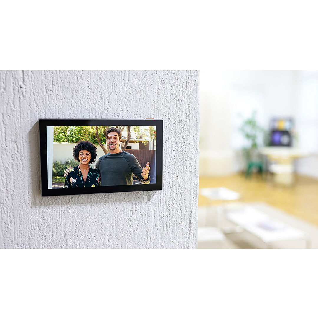 El videoportero HP7 de EZVIZ es una opción conectada para un acceso al hogar más seguro e inteligente. El videoportero HP7 de EZVIZ maximiza la comodidad de los propietarios para ver, hablar y permitir el acceso a los visitantes aunque no estén en casa. También mejora la seguridad del hogar, ya que la cámara exterior y teléfono 2 en 1 ayuda a grabar vídeos con claridad 2K y detectar personas con notificaciones móviles en tiempo real.