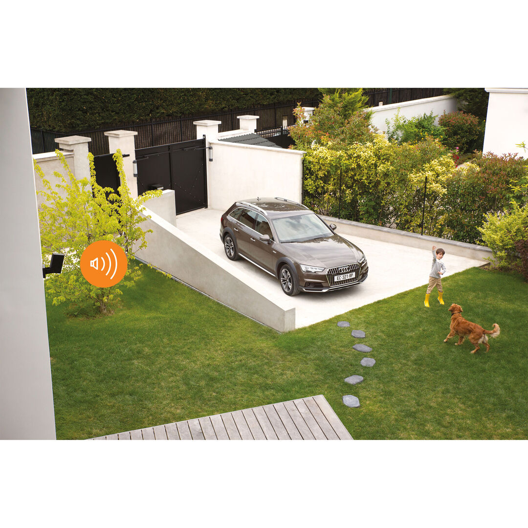 C&aacute;mara de Vigilancia Exterior Inteligente Netatmo con Sirena de 105 dB, Wi-Fi, iluminaci&oacute;n integrada, detecci&oacute;n de movimiento, visi&oacute;n nocturna, sin suscripci&oacute;n, color negro, modelo NOC-SW

Gracias a las notificaciones inteligentes, la C&aacute;mara Exterior con Sirena te avisa en tiempo real si detecta una persona o un veh&iacute;culo en tu propiedad. Es capaz de distinguir entre una persona, un animal, un veh&iacute;culo o un movimiento inofensivo. Puedes elegir las zonas que deseas vigilar y los tipos de intrusi&oacute;n para los que quieres recibir notificaciones. &iexcl;Nunca m&aacute;s recibir&aacute;s alertas innecesarias y podr&aacute;s actuar de inmediato activando la sirena de la c&aacute;mara de forma remota para ahuyentar a los intrusos al instante!