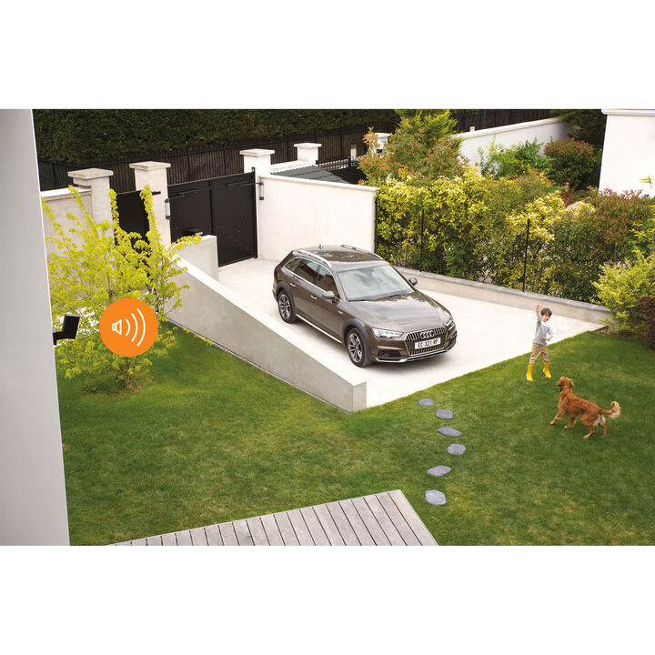 C&aacute;mara de Vigilancia Exterior Inteligente Netatmo con Sirena de 105 dB, Wi-Fi, iluminaci&oacute;n integrada, detecci&oacute;n de movimiento, visi&oacute;n nocturna, sin suscripci&oacute;n, color negro, modelo NOC-SW

Gracias a las notificaciones inteligentes, la C&aacute;mara Exterior con Sirena te avisa en tiempo real si detecta una persona o un veh&iacute;culo en tu propiedad. Es capaz de distinguir entre una persona, un animal, un veh&iacute;culo o un movimiento inofensivo. Puedes elegir las zonas que deseas vigilar y los tipos de intrusi&oacute;n para los que quieres recibir notificaciones. &iexcl;Nunca m&aacute;s recibir&aacute;s alertas innecesarias y podr&aacute;s actuar de inmediato activando la sirena de la c&aacute;mara de forma remota para ahuyentar a los intrusos al instante!
