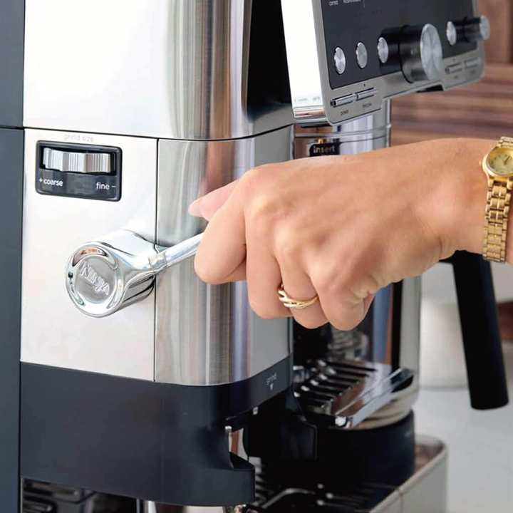 Descubre Luxe Café Premier, la cafetera Ninja que te ayuda a preparar bebidas con calidad de barista en minutos. Esta versátil cafetera 3 en 1, con opciones para espresso, cold brew y café de filtro, simplifica la preparación del café e incluye un molinillo integrado para mayor comodidad