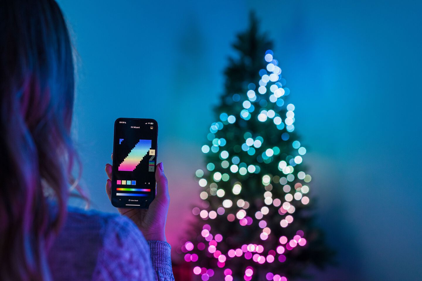 La luz y el color toman el protagonismo con Twinkly&rsquo;s Strings para las decoraciones m&aacute;s din&aacute;micas. La exclusiva app Twinkly utiliza la c&aacute;mara de tu smartphone para mapear los LEDs y crear displays tipo pantalla. Reproduce y personaliza presets o crea los tuyos propios con una paleta de m&aacute;s de 16M de colores.  
Agr&uacute;palos con cualquier otro dispositivo Twinkly para una sincronizaci&oacute;n perfecta, con&eacute;ctalos a tu hogar inteligente para control por voz manos libres y comb&iacute;nalos con Twinkly Music para ver c&oacute;mo las luces bailan al ritmo del sonido.
Reproduce y personaliza efectos y animaciones preestablecidos o crea los tuyos desde una paleta de m&aacute;s de 16 millones de colores, incluido el blanco c&aacute;lido. Incluso puedes dibujar efectos desde cero usando el FX Wizard.
Reproduce y personaliza efectos y animaciones preestablecidos o crea los tuyos desde una paleta de blancos, del plata fr&iacute;o al oro c&aacute;lido. Incluso puedes dibujar efectos desde cero usando el FX Wizard.
Conecta virtualmente y mapea con otras luces Twinkly para exhibiciones m&aacute;s grandes y sincronizadas. Usa con Twinkly Music y observa c&oacute;mo las luces bailan en tiempo real con tus canciones favoritas.