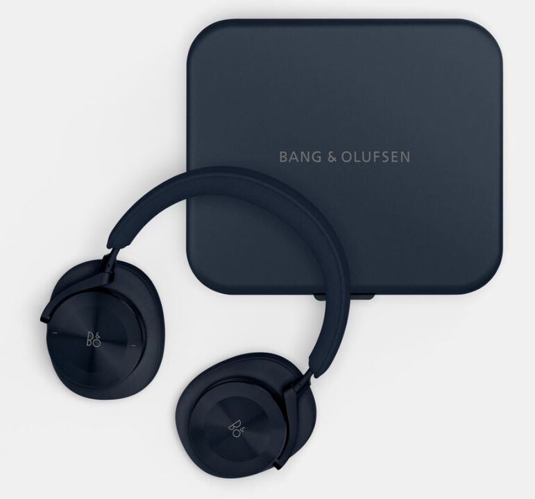 Auriculares premium over-ear Beoplay H95 Navy con sonido de alta precisi&oacute;n, drivers de titanio de 40 mm y cancelaci&oacute;n activa de ruido adaptable con 5 niveles. Dise&ntilde;o exclusivo de Bang & Olufsen que combina lujo, comodidad y una experiencia de escucha excepcional en cualquier entorno.