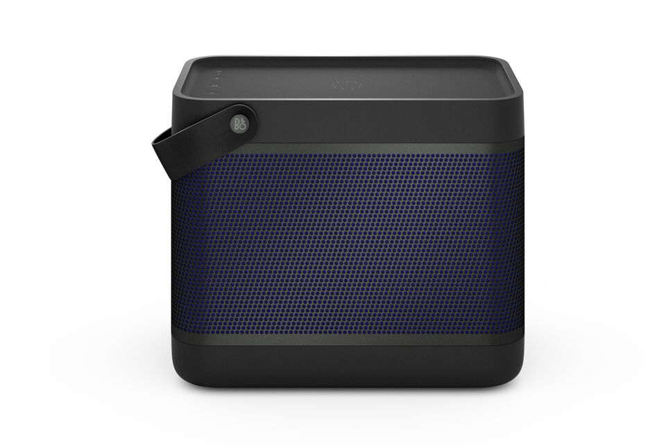 Altavoz port&aacute;til premium de 70 W con dise&ntilde;o de Cecilie Manz, sonido potente y equilibrado, y hasta 8 horas de autonom&iacute;a. Incorpora carga inal&aacute;mbrica Qi, Bluetooth y ecualizaci&oacute;n personalizable para una experiencia de audio elegante y envolvente.