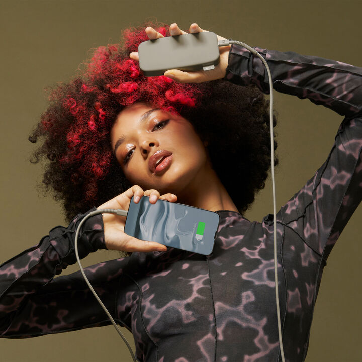 Powerbank 12000 mAh 

Batería recargable de bolsillo 

Nuestros últimos Powerbanks tienen un diseño suave y, gracias a la función de carga rápida, son más rápidos que nunca. Con 20W Power Delivery sus dispositivos estarán listos para funcionar antes de que se de cuenta. El Powerbank 12000 mAh puede cargar su teléfono hasta 4 veces y su tablet hasta 2 veces. 

 *  Carga ultrarrápida con suministro de energía de 20 W 

 *  Carga hasta el 50% en 30 min 

 *  6 características de seguridad 

 *  Aprobado para avión