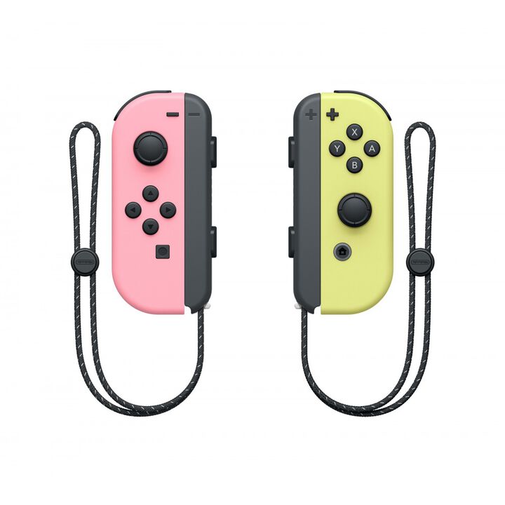 Conjunto compuesto por 2 mandos Joy-Con, uno Izquierda  y otro Derecha.


MANDOS JOY-CON

Un mando o dos, en vertical o en horizontal, control por movimiento o mediante botones&hellip; Con los nuevos mandos Joy-Con para Nintendo Switch tendr&aacute;s flexibilidad total a la hora de jugar y descubrir&aacute;s nuevas formas de interactuar que transformar&aacute;n por completo tus experiencias de juego.

Su dise&ntilde;o incluye la sofisticada funci&oacute;n de vibraci&oacute;n HD, que ofrece una vibraci&oacute;n mucho m&aacute;s realista que antes, y permite utilizar uno en cada mano o compartirlos con un amigo; adem&aacute;s de poder incorporarlos al armaz&oacute;n para controles Joy-Con (venta por separado) que los transformar&aacute; en un mando de estilo tradicional. Cada Joy-Con contiene sus propios botones, sensor de aceler&oacute;metro y sensor de movimiento que posibilita que puedan funcionar como un mando independiente.

Adem&aacute;s, los Joy-Con integran nuevas prestaciones que hacen de Nintendo Switch m&aacute;s interactiva. Por un lado, el Joy-Con izquierdo tiene un bot&oacute;n de captura para hacer capturas de pantalla durante tus partidas y compartirlas a trav&eacute;s de las redes sociales. El Joy-Con derecho, por su parte, dispone de un punto NFC para usar figuras amiibo, as&iacute; como una c&aacute;mara infrarroja de movimiento que detecta la distancia, forma y movimiento de objetos cercanos en los juegos dise&ntilde;ados para esta tecnolog&iacute;a.