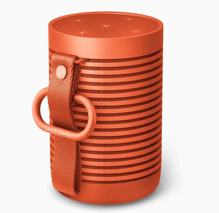 Beosound Explore &ndash; Altavoz Bluetooth para exteriores
Altavoz port&aacute;til dise&ntilde;ado para la aventura, con m&aacute;xima resistencia y gran versatilidad. Su carcasa de aluminio anodizado protege frente a golpes y ara&ntilde;azos, mientras que el mosquet&oacute;n integrado permite engancharlo f&aacute;cilmente a la mochila o al cintur&oacute;n. Fabricado en Dinamarca, combina dise&ntilde;o premium, durabilidad y sonido potente para acompa&ntilde;arte en cualquier lugar.