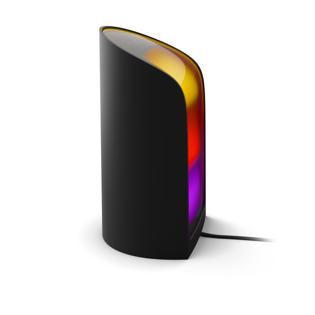 El conjunto incluye una lámpara de pared Philips Hue Play y el Philips Hue Bridge. El foco Hue Play es ideal para crear ambientes en tu hogar, ya que proyecta una luz de color vibrante sobre la pared. Colócalo en el suelo para iluminar un rincón, detrás del sofá para una luz ambiental o a los lados de la televisión para una inmersión total en tus películas y juegos.

El Hue Bridge es el cerebro que conecta todo el sistema. Con él, podrás controlar hasta 50 luces desde tu smartphone, configurar rutinas, sincronizar las luces con tus películas y música, e incluso controlarlas por voz. Juntos, estos dos productos te dan la posibilidad de transformar completamente el ambiente de tu hogar con solo tocar un botón.