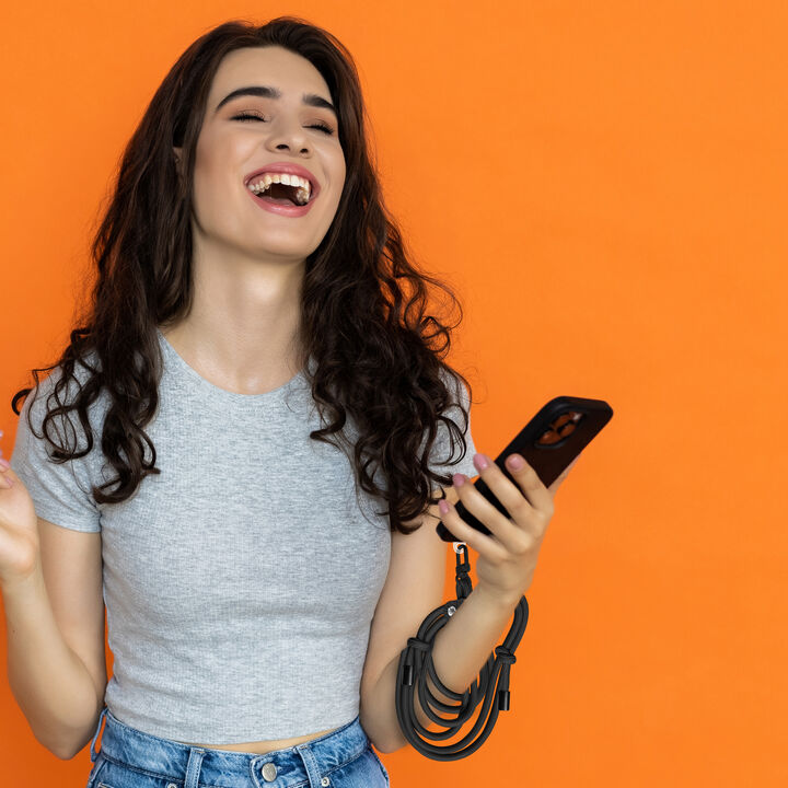 Mant&eacute;n siempre tu smartphone contigo de manera segura y ecol&oacute;gica con nuestros colgantes universales que incluyen una tarjeta fabricada en TPU transparente (certificado GRS) y un cord&oacute;n 100% reciclable.

Con un cord&oacute;n doble ajustable de 60cm hasta 120cm, este colgante ofrece versatilidad incomparable. &Uacute;salo alrededor del cuello, cruzado hasta la cintura o enrollado en el brazo, para llevar tu smartphone de forma segura en cualquier lugar. &iexcl;Adi&oacute;s a los robos y las ca&iacute;das!

En muvit for change nos comprometemos a donar el 1% de los ingresos para el planeta*.