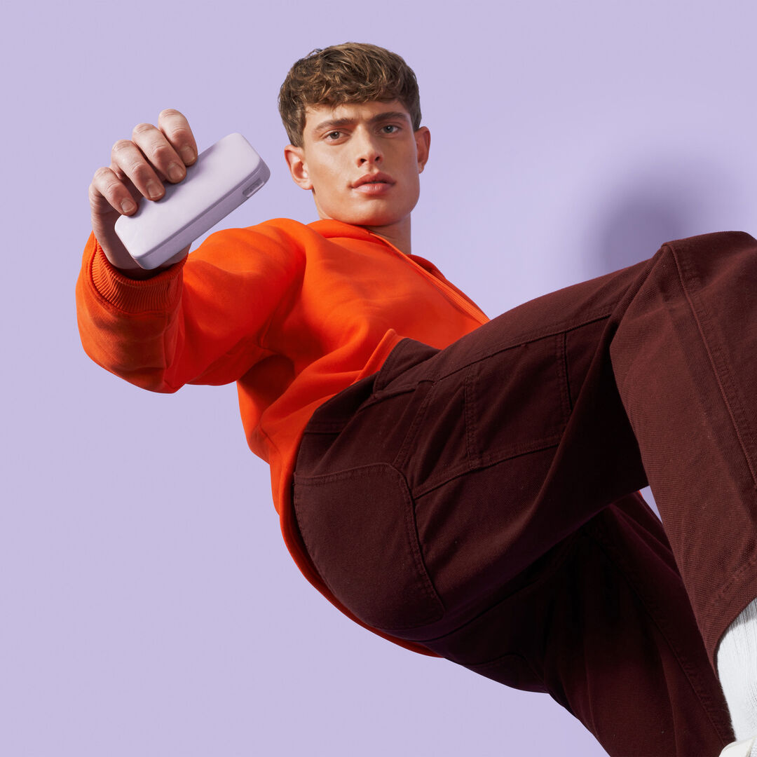 Bater&iacute;a recargable de bolsillo Nuestros &uacute;ltimos Powerbanks tienen un dise&ntilde;o suave y, gracias a la funci&oacute;n de carga r&aacute;pida, son m&aacute;s r&aacute;pidos que nunca. Con 20W Power Delivery sus dispositivos estar&aacute;n listos para funcionar antes de que se de cuenta. El Powerbank 12000 mAh puede cargar su tel&eacute;fono hasta 4 veces y su tablet hasta 2 veces. 

&middot; Carga ultrarr&aacute;pida con suministro de energ&iacute;a de 20 W 

&middot; Carga hasta el 50% en 30 min 

&middot; 6 caracter&iacute;sticas de seguridad 

&middot; Aprobado para avi&oacute;n