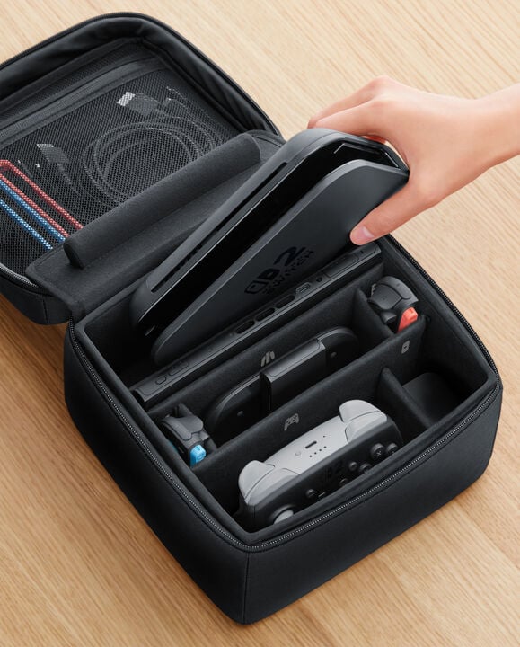 NINTENDO SWITCH 2 CARRYING CASE TODO-EN-UNO MALETIN PARA GUARDAR Y TRANSPORTAR SWITCH2 Y TODOS SUS ACCESORIOS Y JUEGOS
Maletín oficial de Nintendo para guardar y transportar todo el contenido de la caja de la consola Nintendo Switch 2 ademas de juegos.
En este maletín forrado y acolchado para mayor proteccion, pudes guardar y tansportar con seguridad tanto la propia consola Switch 2 como todos sus accesorios: joy-con, dock, cables, etc. y hasta un mando pro y 6 tarjetas de juego.