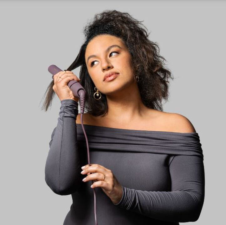 Plancha estrecha AIRvive&trade; S8930
Te esperan unos resultados un 80 % m&aacute;s suaves1 con la plancha estrecha AIRvive&trade; de REMINGTON&reg;. Mientras te peinas, la delicada tecnolog&iacute;a Ionic Air ayuda a eliminar la electricidad est&aacute;tica y enfr&iacute;a el cabello al instante para fijar el peinado y conseguir un acabado elegante. Las placas de peinado con revestimiento cer&aacute;mico ultrasuave no solo se deslizan sin esfuerzo por el cabello, sino que adem&aacute;s est&aacute;n impregnadas con nuestra nueva f&oacute;rmula de microacondicionadores activados por calor, que se transfieren al cabello para mantener a raya el encrespamiento durante todo el d&iacute;a2. 
La plancha est&aacute; dise&ntilde;ada teniendo en cuenta todo tipo de texturas y grosores de cabello. 

Rizador giratorio AIRvive&trade; CI8930
Define f&aacute;cilmente tus rizos con el rizador giratorio AIRvive&trade; de REMINGTON&reg;. La suave tecnolog&iacute;a antiest&aacute;tica Ionic Air enfr&iacute;a el cabello al instante para fijar la definici&oacute;n de los rizos, mientras que las placas de cer&aacute;mica ultrasuave con microacondicionadores activados por calor ofrecen rizos suaves sin encrespamiento durante todo el d&iacute;a. 
El barril giratorio con ranura y la palanca de giro f&aacute;cil de usar har&aacute;n que no tengas que torcer m&aacute;s la mu&ntilde;eca.