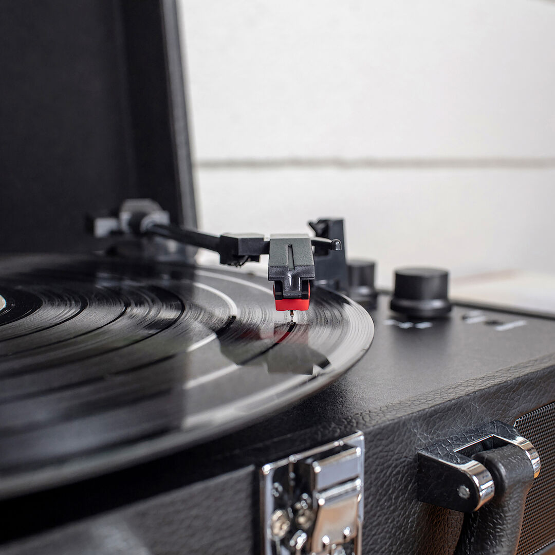 El tocadiscos port&aacute;til Journey de Victrola es un cl&aacute;sico, cargado de caracter&iacute;sticas como un asa f&aacute;cil de transportar, &iexcl;para que escuches tus canciones favoritas dondequiera que est&eacute;s! Los altavoces est&eacute;reo incorporados brindan un sonido n&iacute;tido y claro, o puedes conectar tus auriculares favoritos y perderte en la m&uacute;sica. El Journey cuenta con un plato giratorio de 3 velocidades accionado por correa para reducir la vibraci&oacute;n, as&iacute; como conectividad inal&aacute;mbrica Bluetooth, para que pueda escuchar desde una distancia de hasta 33 pies. En tu casa o mientras viajas, tu m&uacute;sica nunca estar&aacute; lejos.