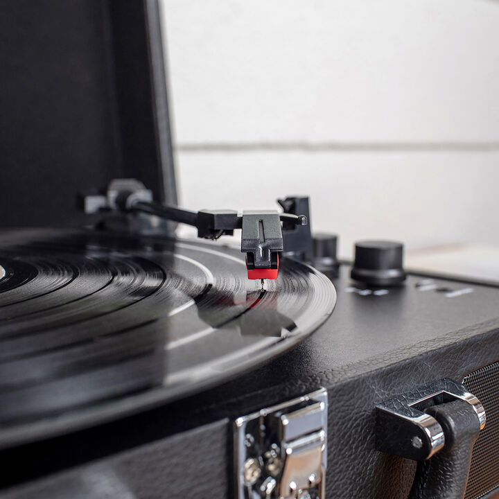 El tocadiscos port&aacute;til Journey de Victrola es un cl&aacute;sico, cargado de caracter&iacute;sticas como un asa f&aacute;cil de transportar, &iexcl;para que escuches tus canciones favoritas dondequiera que est&eacute;s! Los altavoces est&eacute;reo incorporados brindan un sonido n&iacute;tido y claro, o puedes conectar tus auriculares favoritos y perderte en la m&uacute;sica. El Journey cuenta con un plato giratorio de 3 velocidades accionado por correa para reducir la vibraci&oacute;n, as&iacute; como conectividad inal&aacute;mbrica Bluetooth, para que pueda escuchar desde una distancia de hasta 33 pies. En tu casa o mientras viajas, tu m&uacute;sica nunca estar&aacute; lejos.