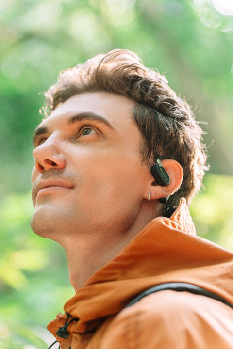 El dise&ntilde;o air conduction de OpenRock minimiza la presi&oacute;n en el canal auditivo en comparaci&oacute;n con los auriculares intraauriculares, mejorando la comodidad y la salud del o&iacute;do. Los ganchos de silicona higi&eacute;nica ajustables se adaptan a diferentes formas de oreja, garantizando un ajuste seguro y limpio.