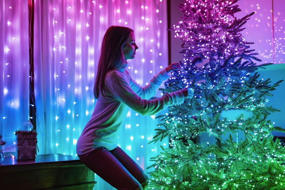 La luz y el color toman el protagonismo con Twinkly&rsquo;s Strings para las decoraciones m&aacute;s din&aacute;micas. La exclusiva app Twinkly utiliza la c&aacute;mara de tu smartphone para mapear los LEDs y crear displays tipo pantalla. Reproduce y personaliza presets o crea los tuyos propios con una paleta de m&aacute;s de 16M de colores.  
Agr&uacute;palos con cualquier otro dispositivo Twinkly para una sincronizaci&oacute;n perfecta, con&eacute;ctalos a tu hogar inteligente para control por voz manos libres y comb&iacute;nalos con Twinkly Music para ver c&oacute;mo las luces bailan al ritmo del sonido.
Reproduce y personaliza efectos y animaciones preestablecidos o crea los tuyos desde una paleta de m&aacute;s de 16 millones de colores, incluido el blanco c&aacute;lido. Incluso puedes dibujar efectos desde cero usando el FX Wizard.
Reproduce y personaliza efectos y animaciones preestablecidos o crea los tuyos desde una paleta de blancos, del plata fr&iacute;o al oro c&aacute;lido. Incluso puedes dibujar efectos desde cero usando el FX Wizard.
Conecta virtualmente y mapea con otras luces Twinkly para exhibiciones m&aacute;s grandes y sincronizadas. Usa con Twinkly Music y observa c&oacute;mo las luces bailan en tiempo real con tus canciones favoritas.