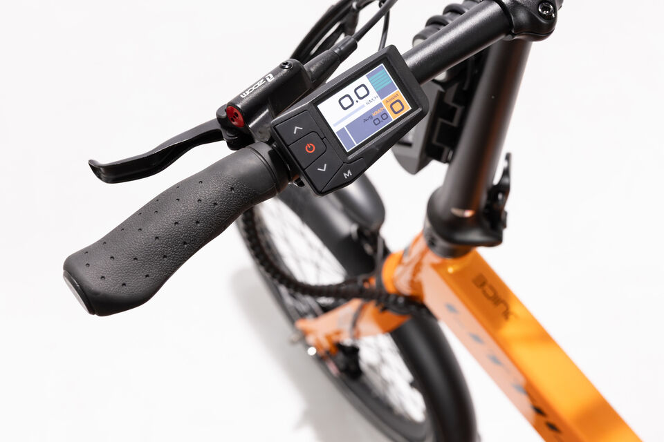 <p class="p3">Bicicleta el&eacute;ctrica urbana plegable equipada con un motor brushless de asistencia al pedaleo hasta 25km/h, con ruedas de <span class="s1">2</span>0"<span class="s2">.</span></p>
<p class="p5">Recomendada para un uso urbano e interurbano, de oc<span class="s3">i</span>o, de paseo, uso tur&iacute;stico y como medio de transporte.</p>
<p class="p7">Al ser plegable su uso diario permite transportarla con mayor facilidad y combinarla con transporte p&uacute;blico<span class="s4">: </span>l&iacute;neas de autobus urbano e interurbano, cercan&iacute;as, etc.</p>
<p class="p8">Dirigida a los m&aacute;s urbanitas, con sentido pr&aacute;ctico y preopaci&oacute;n por el medio ambiente y la salud.</p>
<p class="p8"></p>
<p class="p8"><strong>ESPECIFICACIONES T&Eacute;CNICAS:</strong></p>
<p class="p8"><strong>CUADRO</strong></p>
<p>Cuadro plegable y componentes construidos en aluminio ligero Al6061. Robustez m&aacute;xima y peso reducido. La bater&iacute;a queda oculta dentro del cuadro. Cierre de seguridad en la parte inferior para bloquear la apertura.</p>
<p><strong>MOTOR</strong></p>
<p>Brushless by Littium de 250W y 55Nm, la m&aacute;xima potencia permitida por la normativa europea EN15194 para bicicletas el&eacute;ctricas. Sin escobillas ni rozamiento. Sin calentamiento ni desgaste. Certificado estanqueidad IP63.</p>
<p><strong>BATER&Iacute;A</strong></p>
<p>Bater&iacute;a Samsung extra&iacute;ble de LI-ION de litio 36V de 10.4Ah hasta 70km de autonom&iacute;a y hasta 100km con bateria de 14Ah y una vida &uacute;til de entre 700 y 1.000 ciclos de carga.</p>
<p><strong>DISPLAY</strong></p>
<p>Pantalla TFT 2,2" full color.</p>
<p><strong>CARGADOR</strong></p>
<p>Carga ultrarr&aacute;pida en 4,5 horas</p>
<p><strong>RUEDAS</strong></p>
<p>Llantas reforzadas de 20&rdquo; y neum&aacute;ticos Kenda 20&rdquo; x 1.95 con banda reflectante.</p>
<p><strong>FRENOS</strong></p>
<p>Frenos hidr&aacute;ulicos ZOOM</p>
<p><strong>CAMBIO</strong></p>
<p>Shimano 7 velocidades REVO SHIFT con patilla Shimano altus + protector</p>
<p><strong>SUSPENSI&Oacute;N</strong></p>
<p>Amortiguador delantero ZOOM, absorbe las irregularidades del terreno.</p>
<p><strong>SILL&Iacute;N</strong></p>
<p>Ergon&oacute;mico Selle Royal unisex modelo Viento.</p>
<p><strong>EQUIPAMIENTO</strong></p>
<ul>
<li>Portabultos trasero MIK de aluminio.</li>
<li>Incorpora guardabarros, luces LED y timbre.</li>
<li>Incluye candado seguridad nivel 8 y cerradura antirrobo en la bater&iacute;a.</li>
<li>Cintas de velcro para la sujeci&oacute;n del cuadro y manillar plegado.</li>
<li>Pedales.</li>
<li>Multiherramienta.</li>
<li>Dos llaves seguridad bater&iacute;a.</li>
<li>Bolsita con manual + llavero + certificaci&oacute;n.</li>
</ul>
<p><strong>MEDIDAS Y PESO</strong></p>
<ul>
<li>Configurable para todo tipo de usuarios desde 1,50m a 2m</li>
<li>Tama&ntilde;o: 156cm x 64cm x 114cm</li>
<li>Tama&ntilde;o plegada: 91cm x 75cm x 38cm</li>
<li>Peso: 21kg</li>
</ul>
<p><strong>Servicio t&eacute;cnico propio con asistencia puerta a puerta.</strong></p>
<p class="p8"></p>