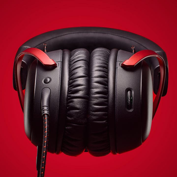 <p>HyperX Cloud III - Auriculares gaming (negro-rojo).Los HyperX Cloud III son la evoluci&oacute;n de nuestros legendarios Cloud II, que son reconocidos por su confort, calidad de sonido y durabilidad. Con la espuma viscoel&aacute;stica de calidad caracter&iacute;stica de HyperX en las almohadillas de la diadema y de las orejas, ofrece un ajuste c&oacute;modo perfecto para largas sesiones de juego. Tambi&eacute;n cuenta con unos nuevos transductores angulares recalibrados de 53 mm para una experiencia de escucha &oacute;ptima. El micr&oacute;fono mejorado de 10 mm captura con gran claridad las conversaciones dentro del juego y las llamadas. Los sencillos controles del casco de los auriculares te ofrecen un acceso r&aacute;pido y directo para silenciar el micr&oacute;fono o ajustar el volumen. El indicador LED de silencio del micr&oacute;fono muestra claramente si tienes el micr&oacute;fono silenciado. Compatibles con PC, PS5, PS4, Xbox Series X|S, Xbox One, Nintendo Switch, Mac y dispositivos m&oacute;viles. Disfruta de una comodidad y un sonido inigualables en tus plataformas favoritas.</p>