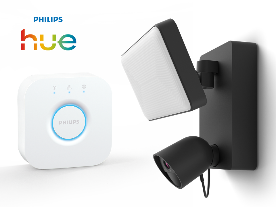 Ilumina y protege tu hogar con este pack de seguridad de Philips Hue. El conjunto incluye un foco de c&aacute;mara Philips Hue Secure de 1080p con visi&oacute;n nocturna y el Philips Hue Bridge.

La c&aacute;mara Secure es una soluci&oacute;n de seguridad inteligente que te permite ver en tiempo real lo que ocurre dentro o fuera de tu casa, incluso en la oscuridad. Con su foco integrado, ahuyenta a intrusos con una potente luz. Recibe alertas en tu m&oacute;vil cuando detecte movimiento y visualiza todo en alta definici&oacute;n.

El Hue Bridge es el cerebro que conecta todo el sistema. Te permite controlar la luz del foco, configurar la c&aacute;mara para que grabe cuando se detecte movimiento, y recibir notificaciones. Es el d&uacute;o perfecto para una seguridad eficaz y una iluminaci&oacute;n inteligente en un solo paquete.