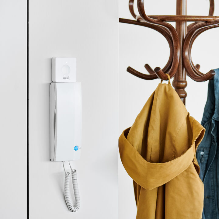 Nuki Opener convierte tu interfono en un sistema de acceso inteligente. En combinaci&oacute;n con Nuki Smart Lock, podr&aacute;s acceder sin necesidad de utilizar la llave, desde la puerta de entrada hasta la puerta principal de tu casa. Puedes instalar Nuki Opener t&uacute; mismo y en combinaci&oacute;n con Nuki Bridge abrir la puerta principal c&oacute;modamente a distancia. Tambi&eacute;n tienes la opci&oacute;n de establecer una ventana de tiempo definida en la que la puerta principal se abra autom&aacute;ticamente al tocar el timbre. De este modo, el servicio de entrega podr&aacute; dejar simplemente tu paquete delante de la puerta de tu piso.