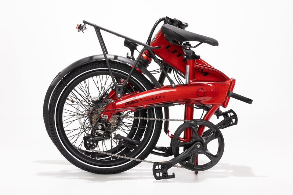 <p class="p3">Bicicleta el&eacute;ctrica urbana plegable equipada con un motor brushless de asistencia al pedaleo hasta 25km/h, con ruedas de <span class="s1">2</span>0"<span class="s2">.</span></p>
<p class="p5">Recomendada para un uso urbano e interurbano, de oc<span class="s3">i</span>o, de paseo, uso tur&iacute;stico y como medio de transporte.</p>
<p class="p7">Al ser plegable su uso diario permite transportarla con mayor facilidad y combinarla con transporte p&uacute;blico<span class="s4">: </span>l&iacute;neas de autobus urbano e interurbano, cercan&iacute;as, etc.</p>
<p class="p8">Dirigida a los m&aacute;s urbanitas, con sentido pr&aacute;ctico y preopaci&oacute;n por el medio ambiente y la salud.</p>
<p class="p8"></p>
<p class="p8"><strong>ESPECIFICACIONES T&Eacute;CNICAS:</strong></p>
<p class="p8"><strong>CUADRO</strong></p>
<p>Cuadro plegable y componentes construidos en aluminio ligero Al6061. Robustez m&aacute;xima y peso reducido. La bater&iacute;a queda oculta dentro del cuadro. Cierre de seguridad en la parte inferior para bloquear la apertura.</p>
<p><strong>MOTOR</strong></p>
<p>Brushless by Littium de 250W y 55Nm, la m&aacute;xima potencia permitida por la normativa europea EN15194 para bicicletas el&eacute;ctricas. Sin escobillas ni rozamiento. Sin calentamiento ni desgaste. Certificado estanqueidad IP63.</p>
<p><strong>BATER&Iacute;A</strong></p>
<p>Bater&iacute;a Samsung extra&iacute;ble de LI-ION de litio 36V de 10.4Ah hasta 70km de autonom&iacute;a y hasta 100km con bateria de 14Ah y una vida &uacute;til de entre 700 y 1.000 ciclos de carga.</p>
<p><strong>DISPLAY</strong></p>
<p>Pantalla TFT 2,2" full color.</p>
<p><strong>CARGADOR</strong></p>
<p>Carga ultrarr&aacute;pida en 4,5 horas</p>
<p><strong>RUEDAS</strong></p>
<p>Llantas reforzadas de 20&rdquo; y neum&aacute;ticos Kenda 20&rdquo; x 1.95 con banda reflectante.</p>
<p><strong>FRENOS</strong></p>
<p>Frenos hidr&aacute;ulicos ZOOM</p>
<p><strong>CAMBIO</strong></p>
<p>Shimano 7 velocidades REVO SHIFT con patilla Shimano altus + protector</p>
<p><strong>SUSPENSI&Oacute;N</strong></p>
<p>Amortiguador delantero ZOOM, absorbe las irregularidades del terreno.</p>
<p><strong>SILL&Iacute;N</strong></p>
<p>Ergon&oacute;mico Selle Royal unisex modelo Viento.</p>
<p><strong>EQUIPAMIENTO</strong></p>
<ul>
<li>Portabultos trasero MIK de aluminio.</li>
<li>Incorpora guardabarros, luces LED y timbre.</li>
<li>Incluye candado seguridad nivel 8 y cerradura antirrobo en la bater&iacute;a.</li>
<li>Cintas de velcro para la sujeci&oacute;n del cuadro y manillar plegado.</li>
<li>Pedales.</li>
<li>Multiherramienta.</li>
<li>Dos llaves seguridad bater&iacute;a.</li>
<li>Bolsita con manual + llavero + certificaci&oacute;n.</li>
</ul>
<p><strong>MEDIDAS Y PESO</strong></p>
<ul>
<li>Configurable para todo tipo de usuarios desde 1,50m a 2m</li>
<li>Tama&ntilde;o: 156cm x 64cm x 114cm</li>
<li>Tama&ntilde;o plegada: 91cm x 75cm x 38cm</li>
<li>Peso: 21kg</li>
</ul>
<p><strong>Servicio t&eacute;cnico propio con asistencia puerta a puerta.</strong></p>
<p class="p8"></p>