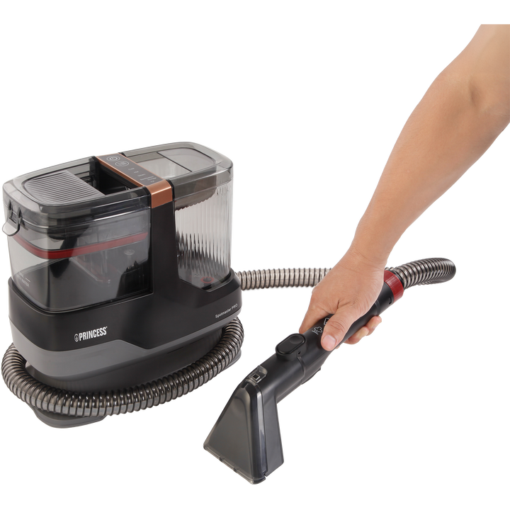 Presentamos el Princess Spot Master Pro - limpiador de manchas caliente (N&uacute;mero de art&iacute;culo: 01.332020.01.001). Este potente limpiador de manchas de 1800W cuenta con una funci&oacute;n de vapor con 4 modos de limpieza, cepillos multifuncionales, herramienta de limpieza y succi&oacute;n de agua para eliminar eficazmente manchas de cualquier superficie.