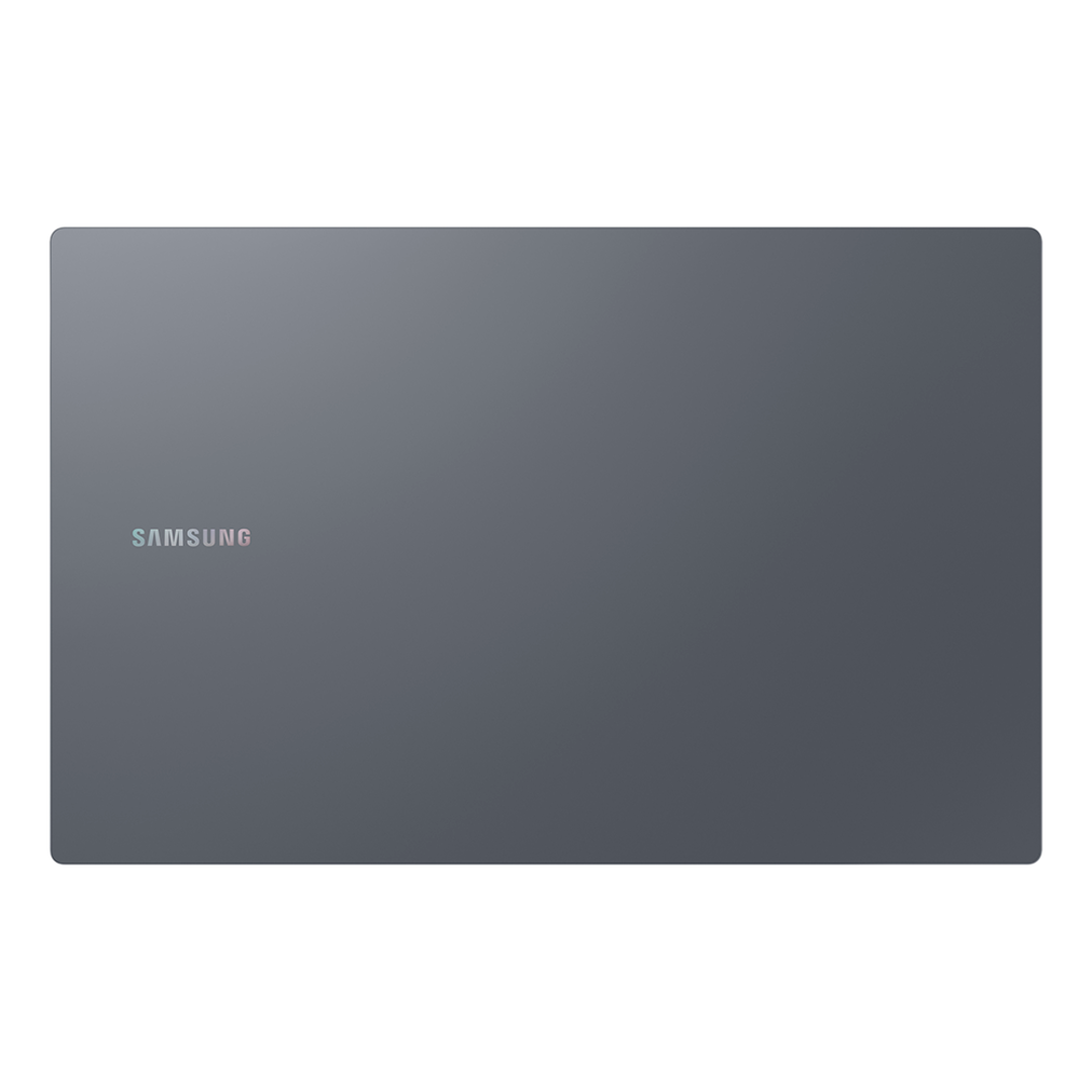 Samsung Galaxy Book4 (15.6",i3,8GB) NP754XGJ-KG2ES: M&aacute;s puertos. Funcionalidad completa sin dongles. Peque&ntilde;o pero poderoso: as&iacute; es Galaxy Book4. Con una gran variedad de puertos de serie, podr&aacute;s conectarlo todo: incorpora HDMI para dispositivos externos, dos puertos USB-A y dos USB-C, ranura microSD e, incluso, un puerto RJ45 para conexiones LAN de alta velocidad. Dolby Atmos. Calidad de sonido que da la nota. Escucha y siente la acci&oacute;n de tus juegos y pel&iacute;culas con el audio inmersivo de los altavoces duales de Galaxy Book4. Mejora tus videollamadas con la claridad de imagen que te da tu smartphone Samsung Galaxy al usarlo como c&aacute;mara externa. Lleva el trabajo al d&iacute;a con comandos por chat r&aacute;pidos gracias a la ayuda de la AI personalizada de Copilot. Podr&aacute;s comunicarte de manera inteligente, acceder a tus contactos y mandar mensajes f&aacute;cilmente desde tu PC o tu m&oacute;vil Galaxy con solo activar los comandos por chat. Conecta tu m&oacute;vil y tu PC para hacerlo todo m&aacute;s f&aacute;cil. Obt&eacute;n acceso directo al contenido de tu m&oacute;vil desde tu port&aacute;til con File Explorer. Solo tienes que configurar la conexi&oacute;n inal&aacute;mbrica entre ambos dispositivos para poder buscar los archivos y fotos que necesites y abrirlos f&aacute;cilmente desde tu PC. La herramienta potenciada por Inteligencia Artificial Photo Remaster te permite dar vida a tus fotos antiguas e im&aacute;genes de baja calidad mediante el uso de un algoritmo inteligente. Con Buds Auto Switch el ritmo no para. El sonido te sigue all&aacute; donde vayas a trav&eacute;s de todos tus dispositivos conectados a Galaxy Buds. Si recibes una llamada mientras usas tu Galaxy Book4, tus Buds se conectar&aacute;n autom&aacute;ticamente a tu m&oacute;vil sin que puedas percibirlo y, al acabar, podr&aacute;s volver a disfrutar su inconfundible sonido en el port&aacute;til. Mejora tu productividad en todos tus dispositivos Samsung Galaxy con Multi Control. Utiliza el teclado de Galaxy Book4 con un rat&oacute;n para navegar f&aacute;cilmente por tu smartphone o Galaxy Tab. Quick Share te permite transferir archivos pesados, presentaciones y piezas finales entre tus dispositivos Samsung Galaxy r&aacute;pidamente a trav&eacute;s del emparejamiento inal&aacute;mbrico. La app Phone Link te permite acceder a notificaciones, llamadas, mensajes, p&aacute;ginas visitadas recientemente e incluso a tu punto m&oacute;vil de acceso a internet desde tu Galaxy Book4.